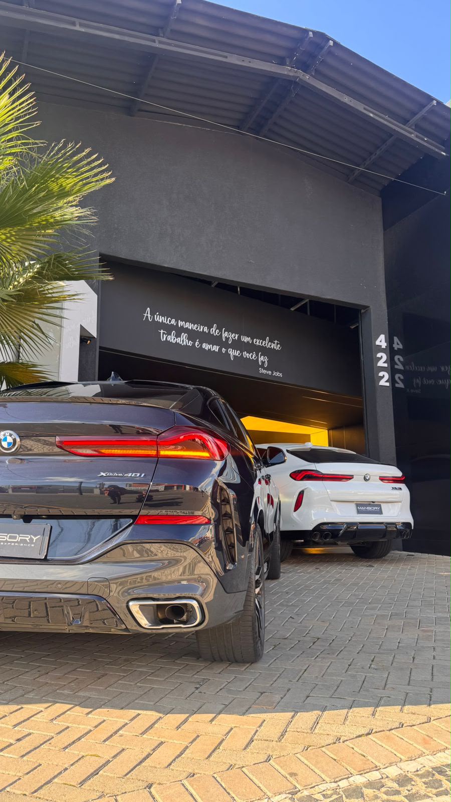 Vista lateral da entrada da Mansory Full Service