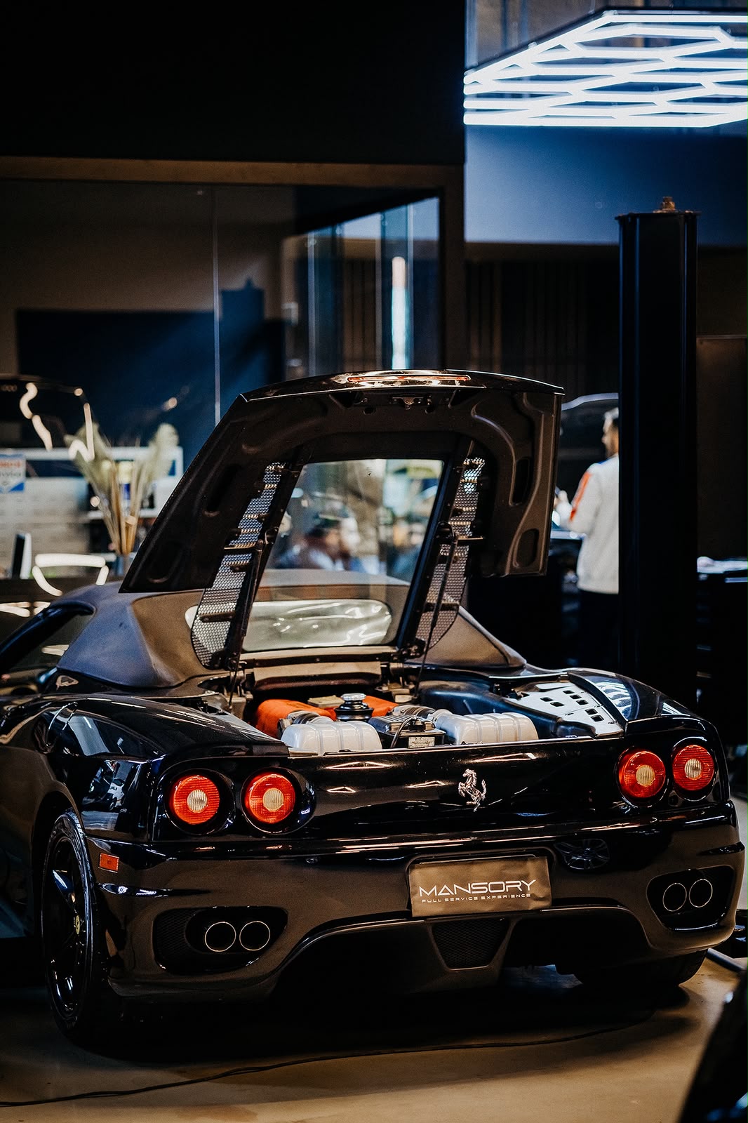 Ferrari em elevador