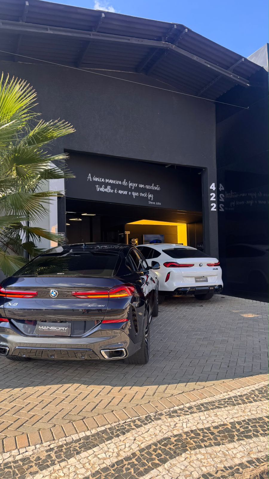 Fachada da Mansory Full Service com dois BMW X6 estacionados na entrada