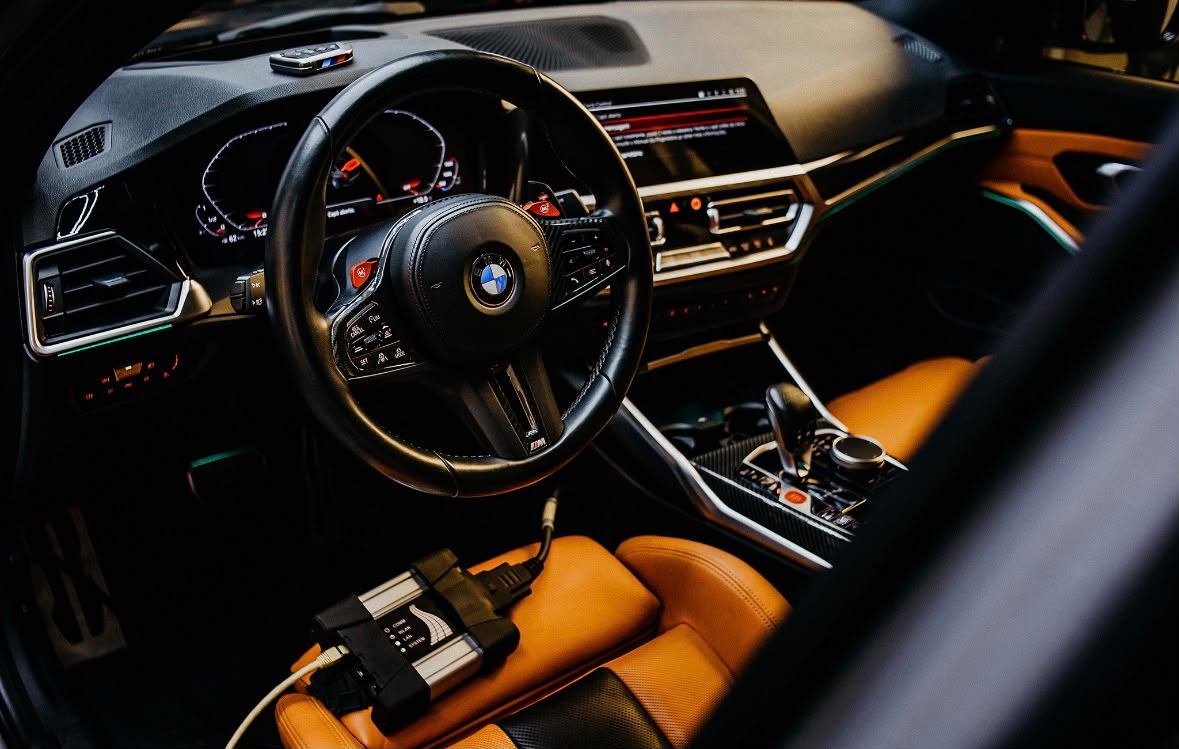 Interior de BMW com módulo de diagnóstico conectado