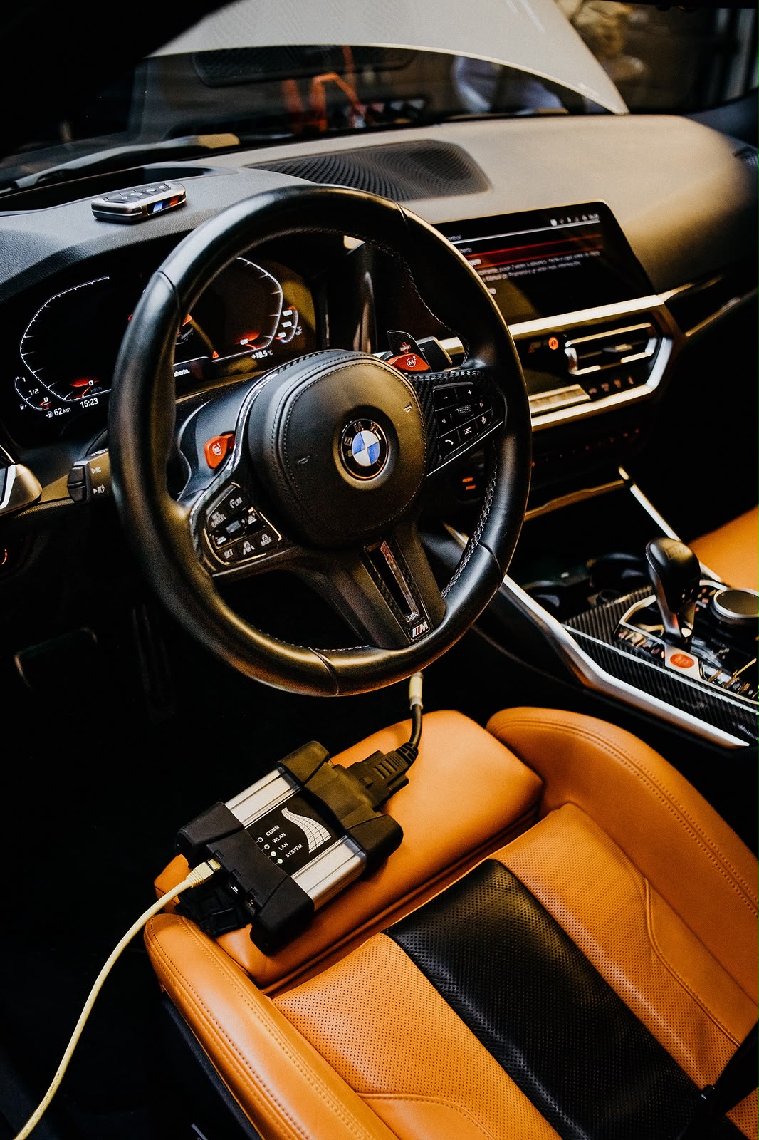 Equipamento de diagnóstico conectado ao painel de um BMW
